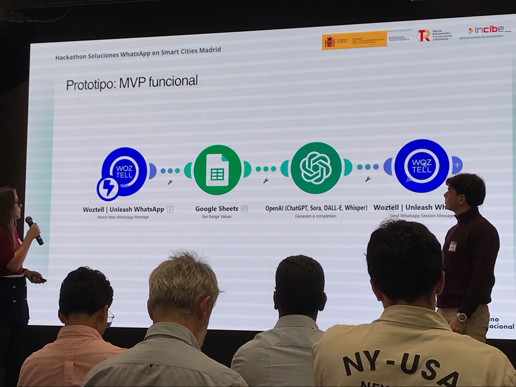 Equipo en el escenario del Centro Digital de Madrid